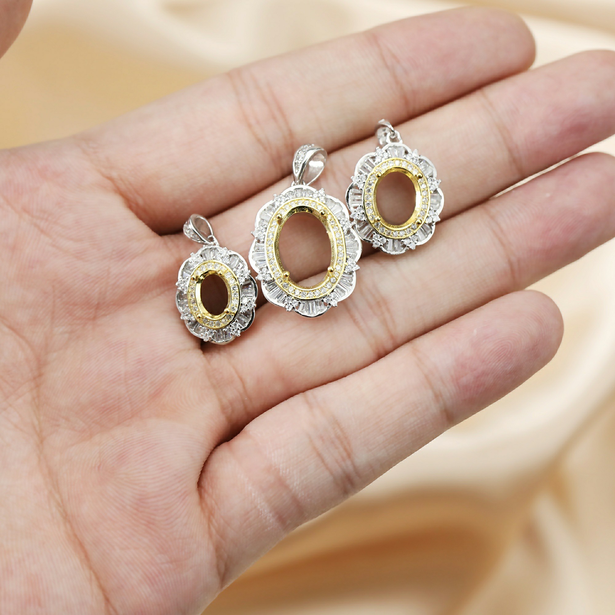 Multiple Size Oval Bezel Gold  - огляд і ціна Bezels Set Pendant